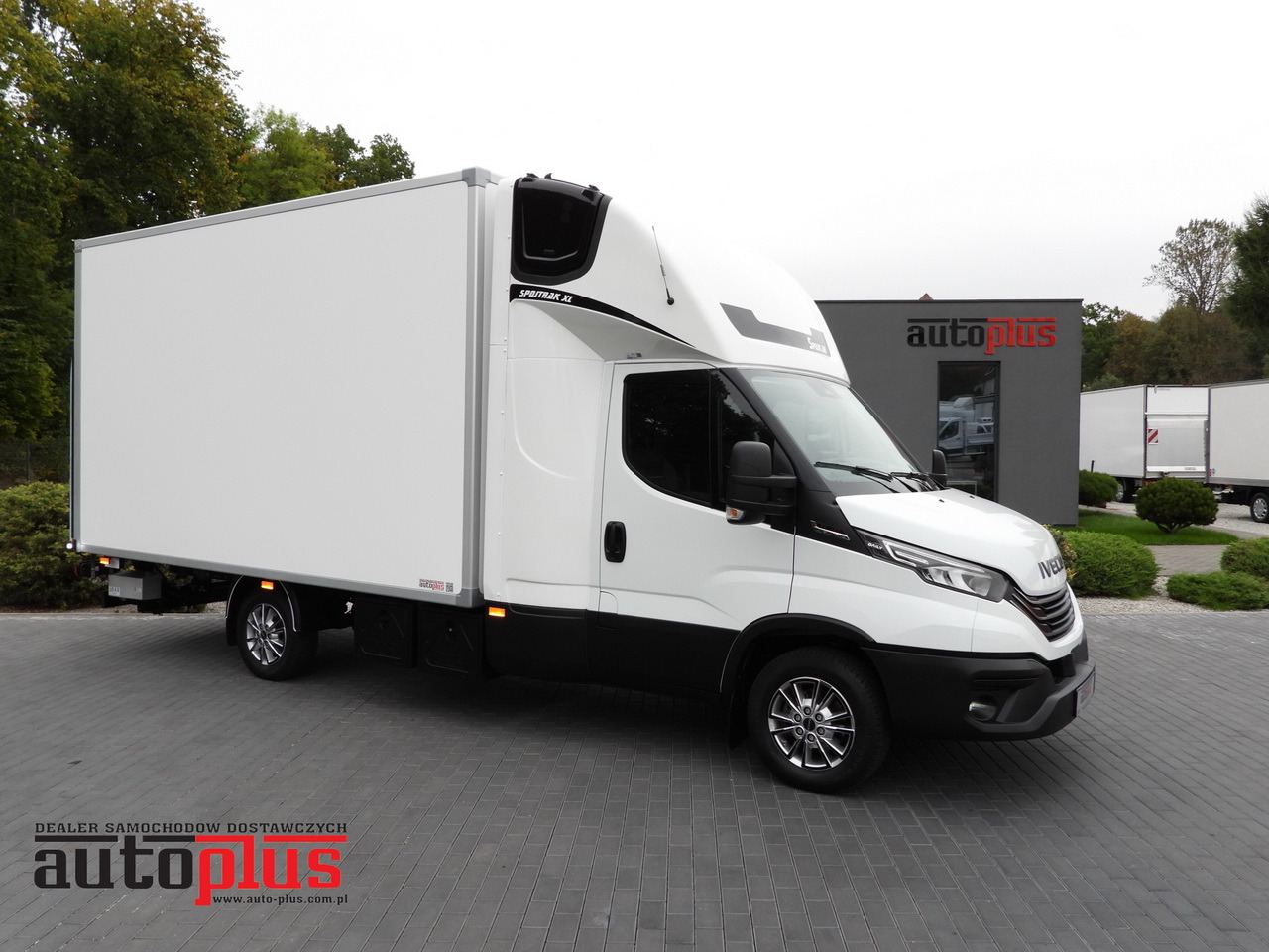 IVECO DAILY 35S18 BOX HI-MATIC LIFT 8 PALLETS CRUISE CONTROL NAVIGATION LED LIGHTS PNEUMATICS AUTOMATIC TRANSMISSION HI-MATIC AIR CONDITIONING 180HP - Volymskåp: bild 1 IVECO DAILY 35S18 BOX HI-MATIC LIFT 8 PALLETS CRUISE CONTROL NAVIGATION LED LIGHTS PNEUMATICS AUTOMATIC TRANSMISSION HI-MATIC AIR CONDITIONING 180HP - Volymskåp: bild 1