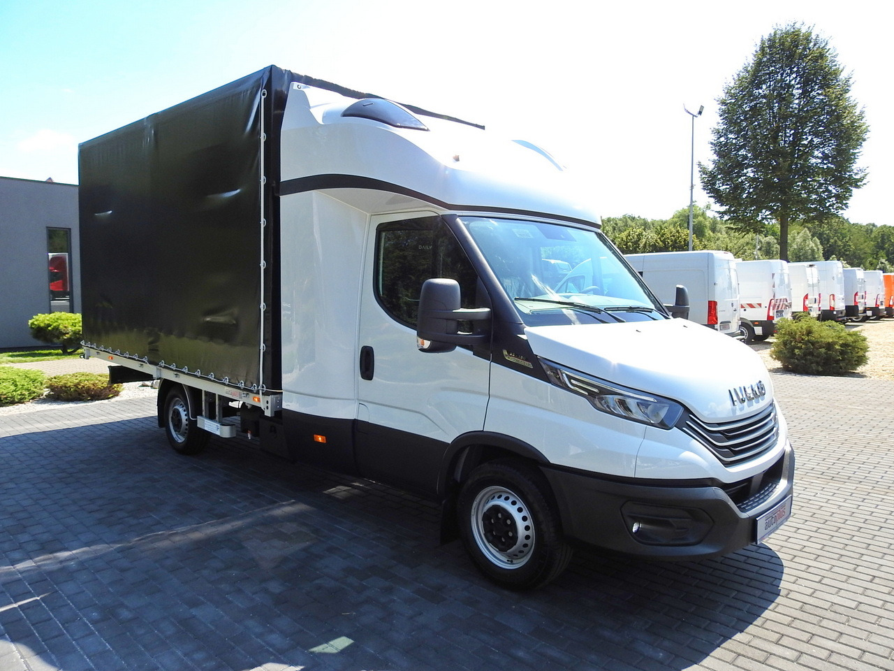 IVECO DAILY 35S18 NEW TARPAULIN 8 PALLETS CRUISE CONTROL NAVIGATION LED LIGHTS AUTOMATIC TRANSMISSION HI-MATIC MANUFACTURERS WARRANTY 180HP - Transportbil med kapell: bild 4 IVECO DAILY 35S18 NEW TARPAULIN 8 PALLETS CRUISE CONTROL NAVIGATION LED LIGHTS AUTOMATIC TRANSMISSION HI-MATIC MANUFACTURERS WARRANTY 180HP - Transportbil med kapell: bild 4