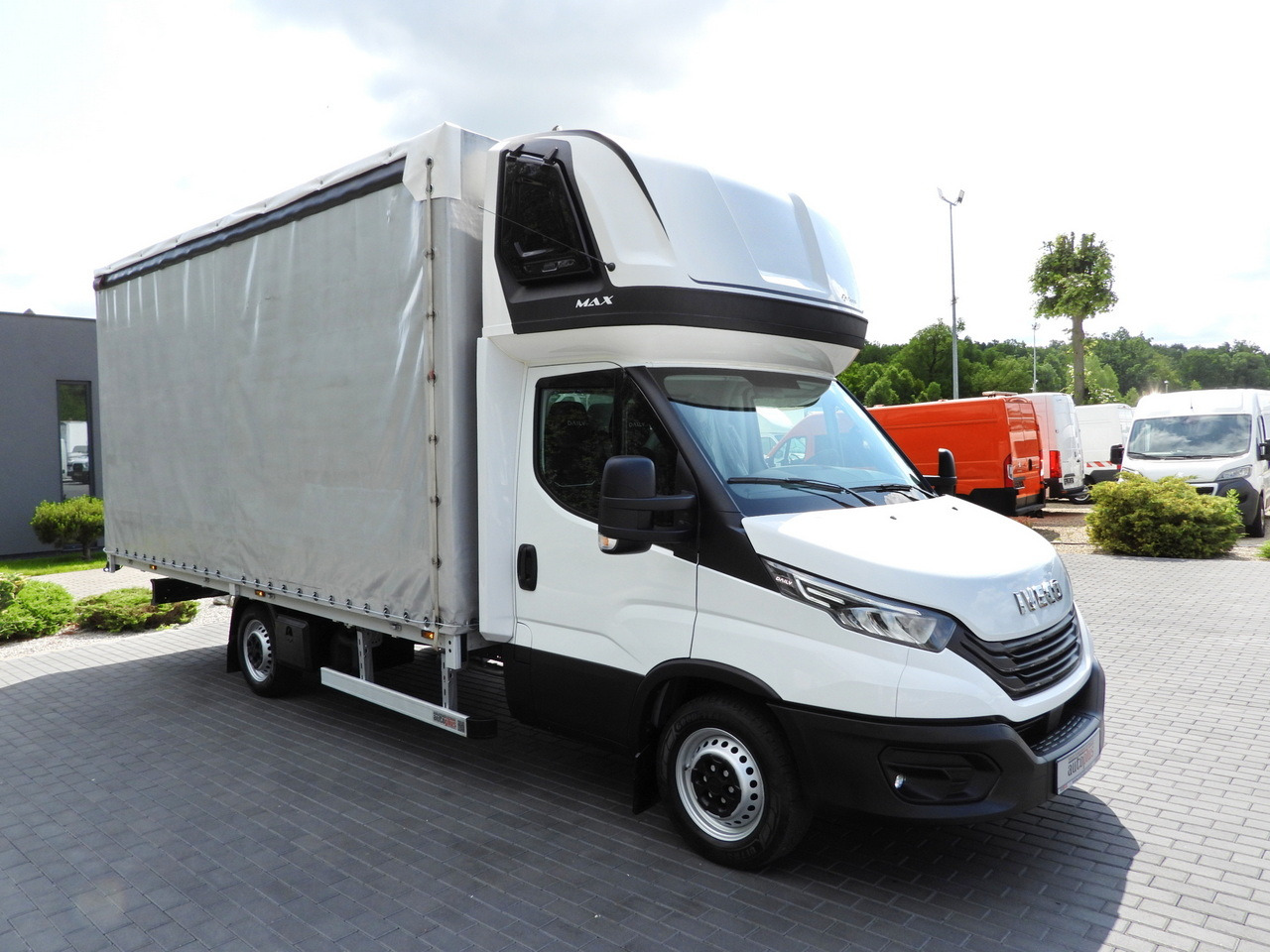 IVECO DAILY 35S18 TARPAULIN 10 PALLETS CRUISE CONTROL LED LIGHTS AIR CONDITIONING 180HP - Transportbil med kapell: bild 4 IVECO DAILY 35S18 TARPAULIN 10 PALLETS CRUISE CONTROL LED LIGHTS AIR CONDITIONING 180HP - Transportbil med kapell: bild 4