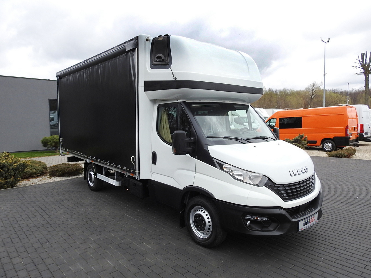 IVECO DAILY 35S18 TARPAULIN 10 PALLETS WEBASTO CRUISE CONTROL AIR CONDITIONING 180HP - Transportbil med kapell: bild 4 IVECO DAILY 35S18 TARPAULIN 10 PALLETS WEBASTO CRUISE CONTROL AIR CONDITIONING 180HP - Transportbil med kapell: bild 4