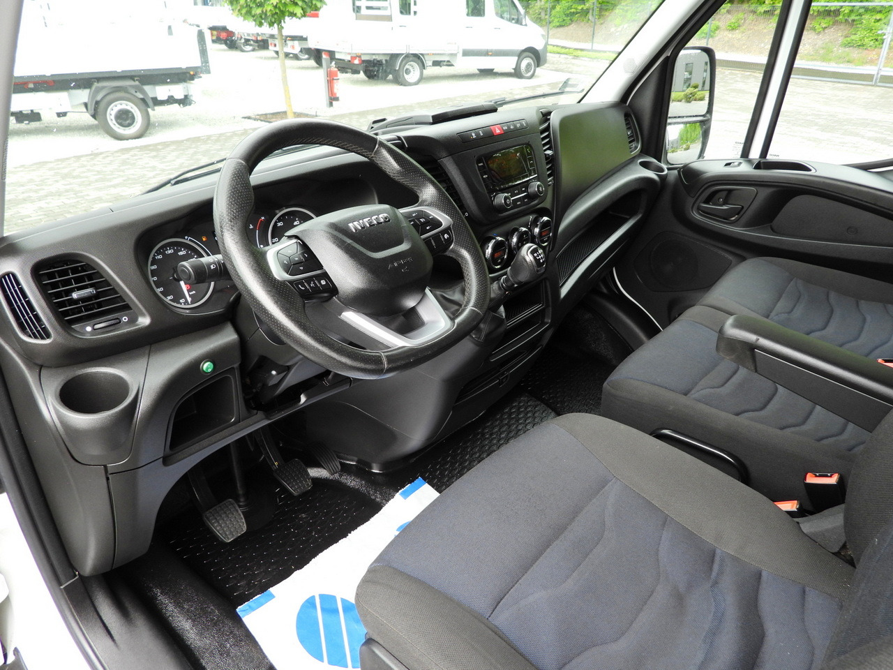 IVECO DAILY 35S18 TARPAULIN 10 PALLETS WEBASTO CRUISE CONTROL AIR CONDITIONING 180HP - Transportbil med kapell: bild 2 IVECO DAILY 35S18 TARPAULIN 10 PALLETS WEBASTO CRUISE CONTROL AIR CONDITIONING 180HP - Transportbil med kapell: bild 2