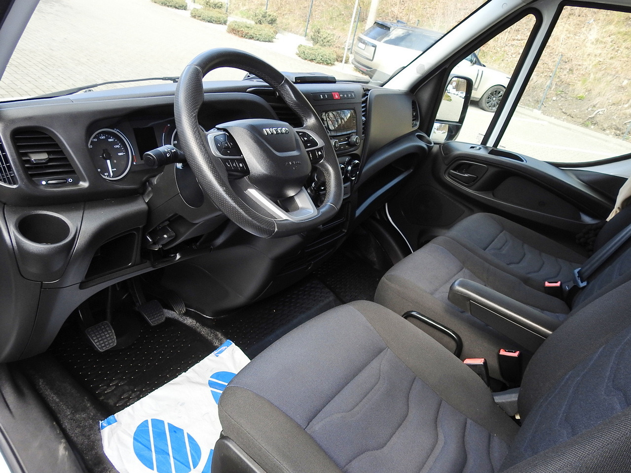 IVECO DAILY 35S18 TARPAULIN 10 PALLETS WEBASTO CRUISE CONTROL AIR CONDITIONING 180HP - Transportbil med kapell: bild 2 IVECO DAILY 35S18 TARPAULIN 10 PALLETS WEBASTO CRUISE CONTROL AIR CONDITIONING 180HP - Transportbil med kapell: bild 2
