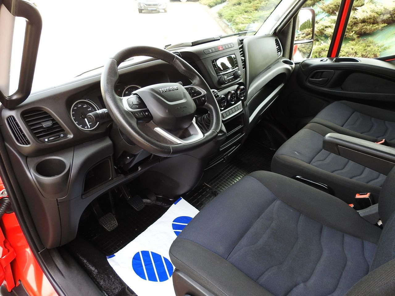 IVECO DAILY 35S18 TARPAULIN 10 PALLETS WEBASTO CRUISE CONTROL LED LIGHTS AIR CONDITIONING 180HP - Transportbil med kapell: bild 2 IVECO DAILY 35S18 TARPAULIN 10 PALLETS WEBASTO CRUISE CONTROL LED LIGHTS AIR CONDITIONING 180HP - Transportbil med kapell: bild 2