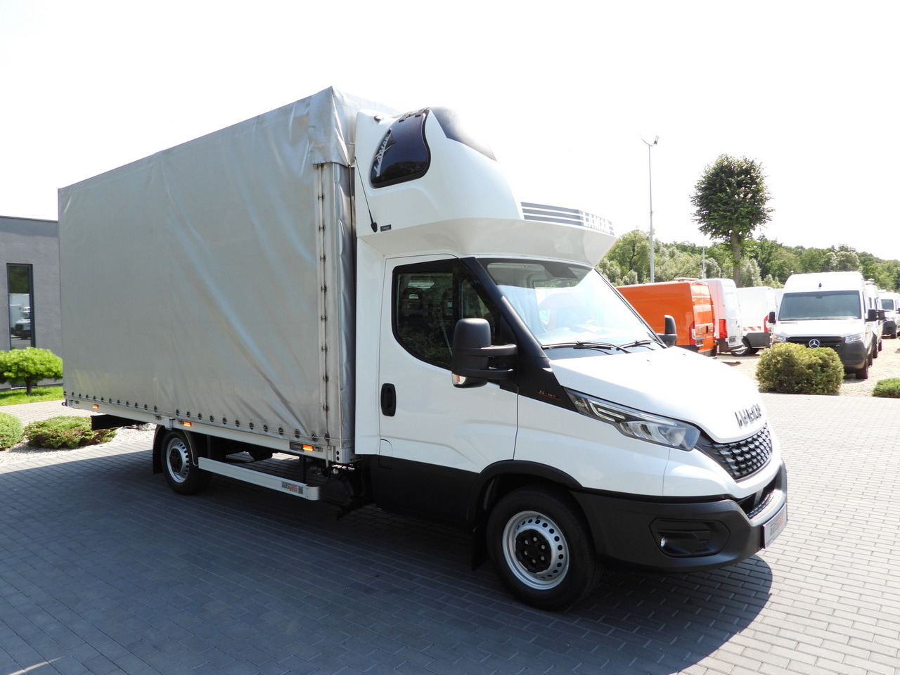 IVECO DAILY 35S18 TARPAULIN 10 PALLETS WEBASTO CRUISE CONTROL LED LIGHTS PNEUMATICS AIR CONDITIONING 180HP - Transportbil med kapell: bild 4 IVECO DAILY 35S18 TARPAULIN 10 PALLETS WEBASTO CRUISE CONTROL LED LIGHTS PNEUMATICS AIR CONDITIONING 180HP - Transportbil med kapell: bild 4