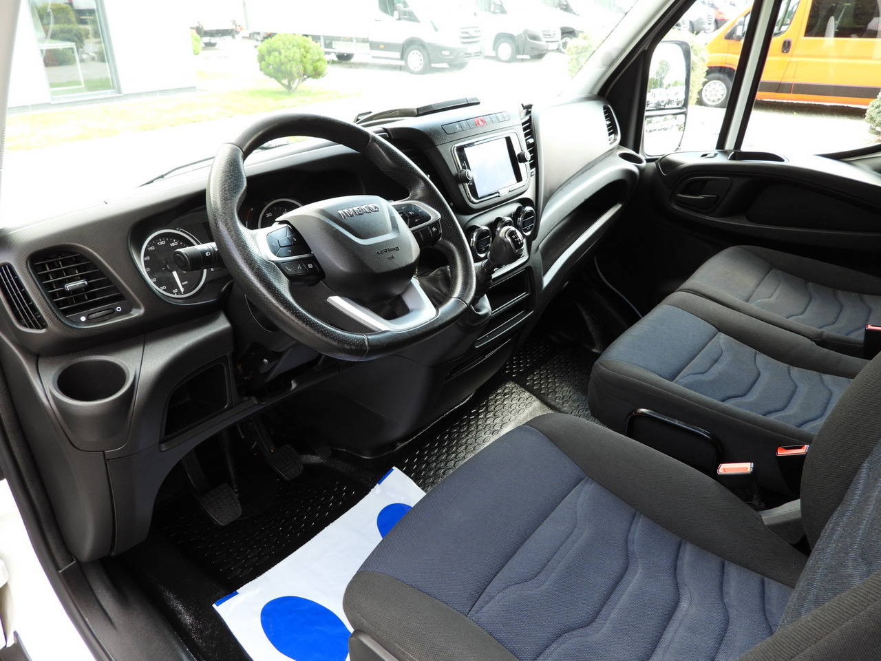 IVECO DAILY 35S18 TARPAULIN 10 PALLETS WEBASTO CRUISE CONTROL NAVIGATION LED LIGHTS AIR CONDITIONING 180HP - Transportbil med kapell: bild 2 IVECO DAILY 35S18 TARPAULIN 10 PALLETS WEBASTO CRUISE CONTROL NAVIGATION LED LIGHTS AIR CONDITIONING 180HP - Transportbil med kapell: bild 2