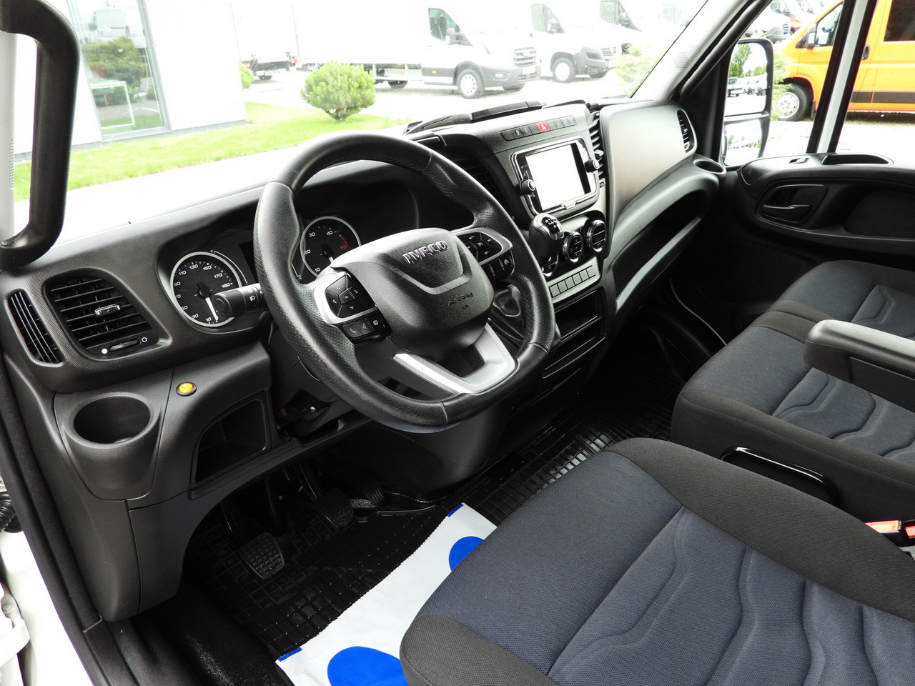 IVECO DAILY 35S18 TARPAULIN 10 PALLETS WEBASTO CRUISE CONTROL NAVIGATION LED LIGHTS AIR CONDITIONING 180HP - Transportbil med kapell: bild 2 IVECO DAILY 35S18 TARPAULIN 10 PALLETS WEBASTO CRUISE CONTROL NAVIGATION LED LIGHTS AIR CONDITIONING 180HP - Transportbil med kapell: bild 2