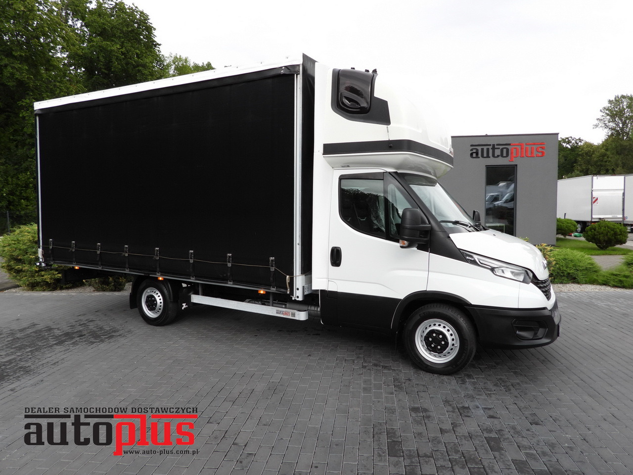 IVECO DAILY 35S18 TARPAULIN 10 PALLETS WEBASTO CRUISE CONTROL NAVIGATION LED LIGHTS AIR CONDITIONING 180HP - Transportbil med kapell: bild 1 IVECO DAILY 35S18 TARPAULIN 10 PALLETS WEBASTO CRUISE CONTROL NAVIGATION LED LIGHTS AIR CONDITIONING 180HP - Transportbil med kapell: bild 1