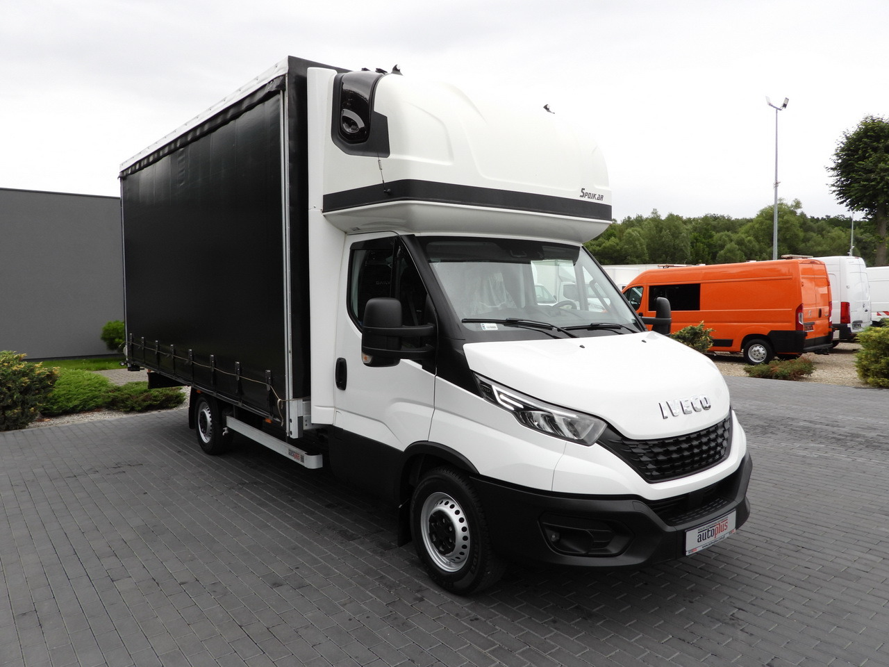 IVECO DAILY 35S18 TARPAULIN 10 PALLETS WEBASTO CRUISE CONTROL NAVIGATION LED LIGHTS AIR CONDITIONING 180HP - Transportbil med kapell: bild 4 IVECO DAILY 35S18 TARPAULIN 10 PALLETS WEBASTO CRUISE CONTROL NAVIGATION LED LIGHTS AIR CONDITIONING 180HP - Transportbil med kapell: bild 4