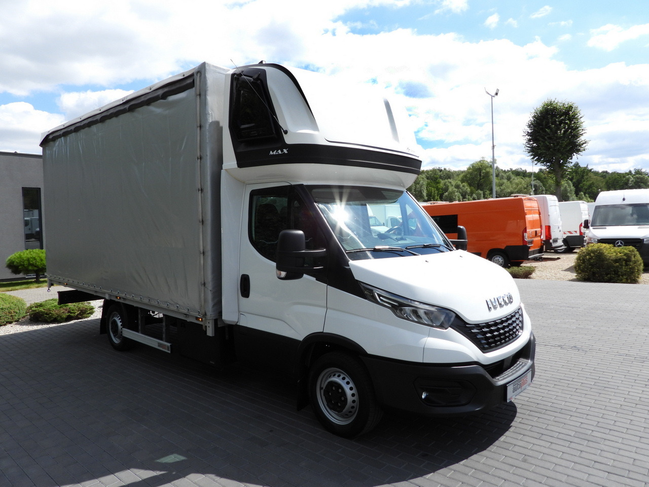 IVECO DAILY 35S18 TARPAULIN 10 PALLETS WEBASTO CRUISE CONTROL NAVIGATION LED LIGHTS AIR CONDITIONING 180HP - Transportbil med kapell: bild 4 IVECO DAILY 35S18 TARPAULIN 10 PALLETS WEBASTO CRUISE CONTROL NAVIGATION LED LIGHTS AIR CONDITIONING 180HP - Transportbil med kapell: bild 4