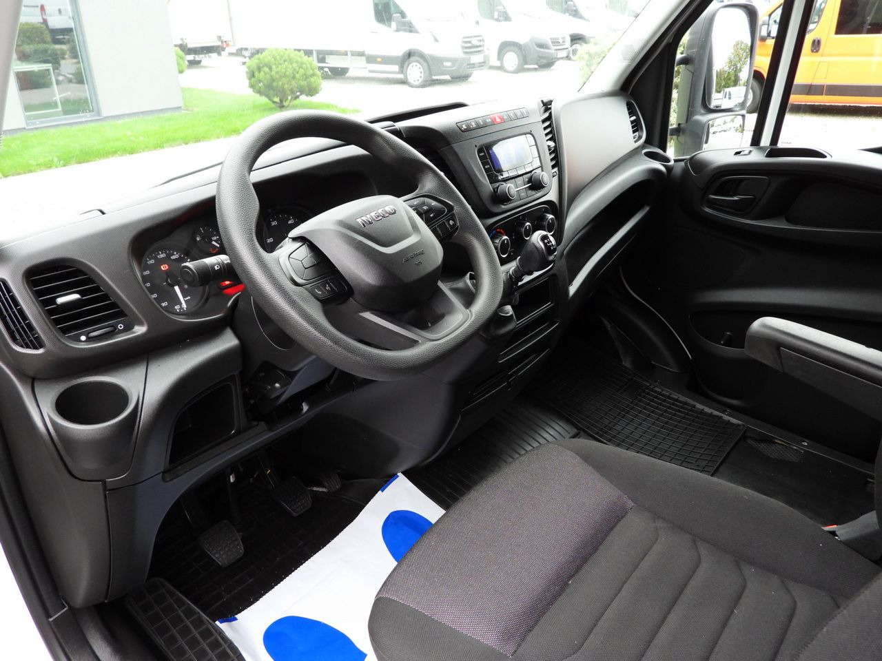 IVECO DAILY 35S18 TARPAULIN 10 PALLETS WEBASTO CRUISE CONTROL PNEUMATICS AIR CONDITIONING 180HP - Transportbil med kapell: bild 2 IVECO DAILY 35S18 TARPAULIN 10 PALLETS WEBASTO CRUISE CONTROL PNEUMATICS AIR CONDITIONING 180HP - Transportbil med kapell: bild 2