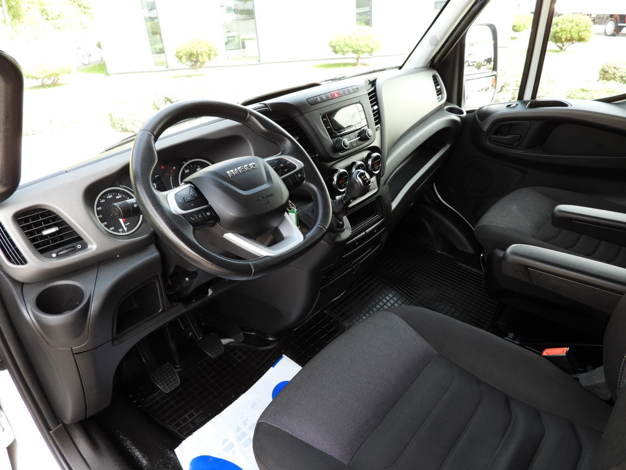 IVECO DAILY 35S18 TARPAULIN LIFT 8 PALLETS CRUISE CONTROL AIR CONDITIONING 180HP - Transportbil med kapell: bild 2 IVECO DAILY 35S18 TARPAULIN LIFT 8 PALLETS CRUISE CONTROL AIR CONDITIONING 180HP - Transportbil med kapell: bild 2