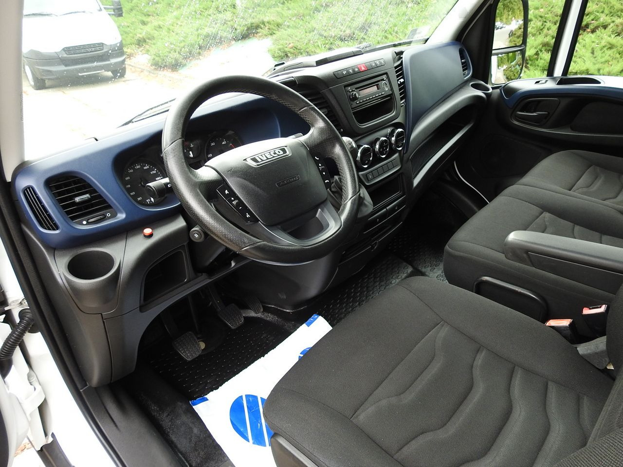 IVECO DAILY 35S18 TARPAULIN LIFT 8 PALLETS CRUISE CONTROL AIR CONDITIONING 180HP - Transportbil med kapell: bild 2 IVECO DAILY 35S18 TARPAULIN LIFT 8 PALLETS CRUISE CONTROL AIR CONDITIONING 180HP - Transportbil med kapell: bild 2