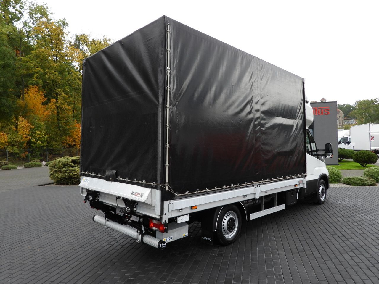 IVECO DAILY 35S18 TARPAULIN LIFT 8 PALLETS WEBASTO CRUISE CONTROL AIR CONDITIONING 180HP - Transportbil med kapell: bild 3 IVECO DAILY 35S18 TARPAULIN LIFT 8 PALLETS WEBASTO CRUISE CONTROL AIR CONDITIONING 180HP - Transportbil med kapell: bild 3