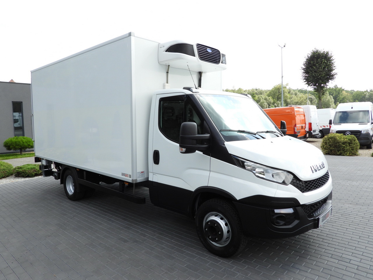 IVECO DAILY 70C17 REFRIGERATOR 1*C LIFT 10 PALLETS POWER SUPPLY 230V CRUISE CONTROL AIR CONDITIONING PNEUMATICS AUTOMATIC TRANSMISSION HI-MATIC TWIN WHEELS 170HP - Kylbil lastbil: bild 4 IVECO DAILY 70C17 REFRIGERATOR 1*C LIFT 10 PALLETS POWER SUPPLY 230V CRUISE CONTROL AIR CONDITIONING PNEUMATICS AUTOMATIC TRANSMISSION HI-MATIC TWIN WHEELS 170HP - Kylbil lastbil: bild 4
