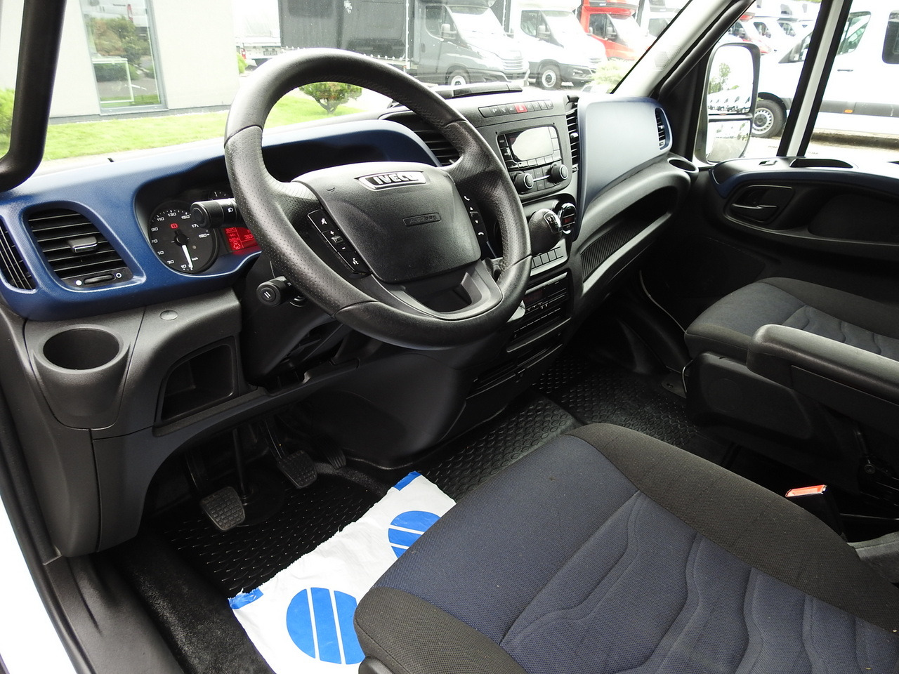 IVECO DAILY 70C18 TARPAULIN LIFT 12 PALLETS WEBASTO CRUISE CONTROL TWIN WHEELS AIR CONDITIONING 180HP - Transportbil med kapell: bild 2 IVECO DAILY 70C18 TARPAULIN LIFT 12 PALLETS WEBASTO CRUISE CONTROL TWIN WHEELS AIR CONDITIONING 180HP - Transportbil med kapell: bild 2