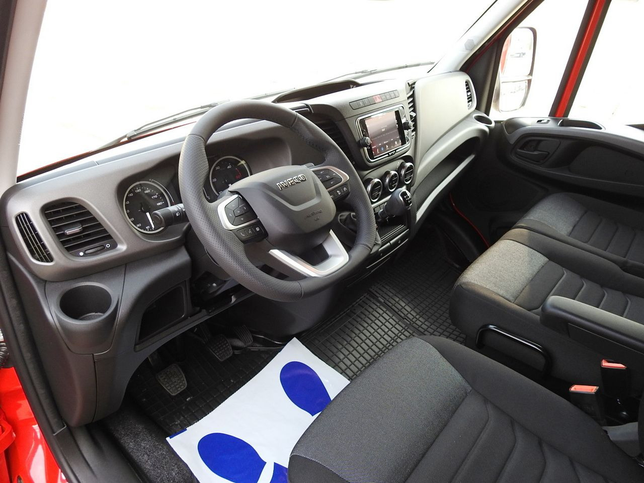 IVECO DAILY NEW TARPAULIN 10 PALLETS WEBASTO CRUISE CONTROL NAVIGATION AIR CONDITIONING LED LIGHTS 180HP - Transportbil med kapell: bild 2 IVECO DAILY NEW TARPAULIN 10 PALLETS WEBASTO CRUISE CONTROL NAVIGATION AIR CONDITIONING LED LIGHTS 180HP - Transportbil med kapell: bild 2