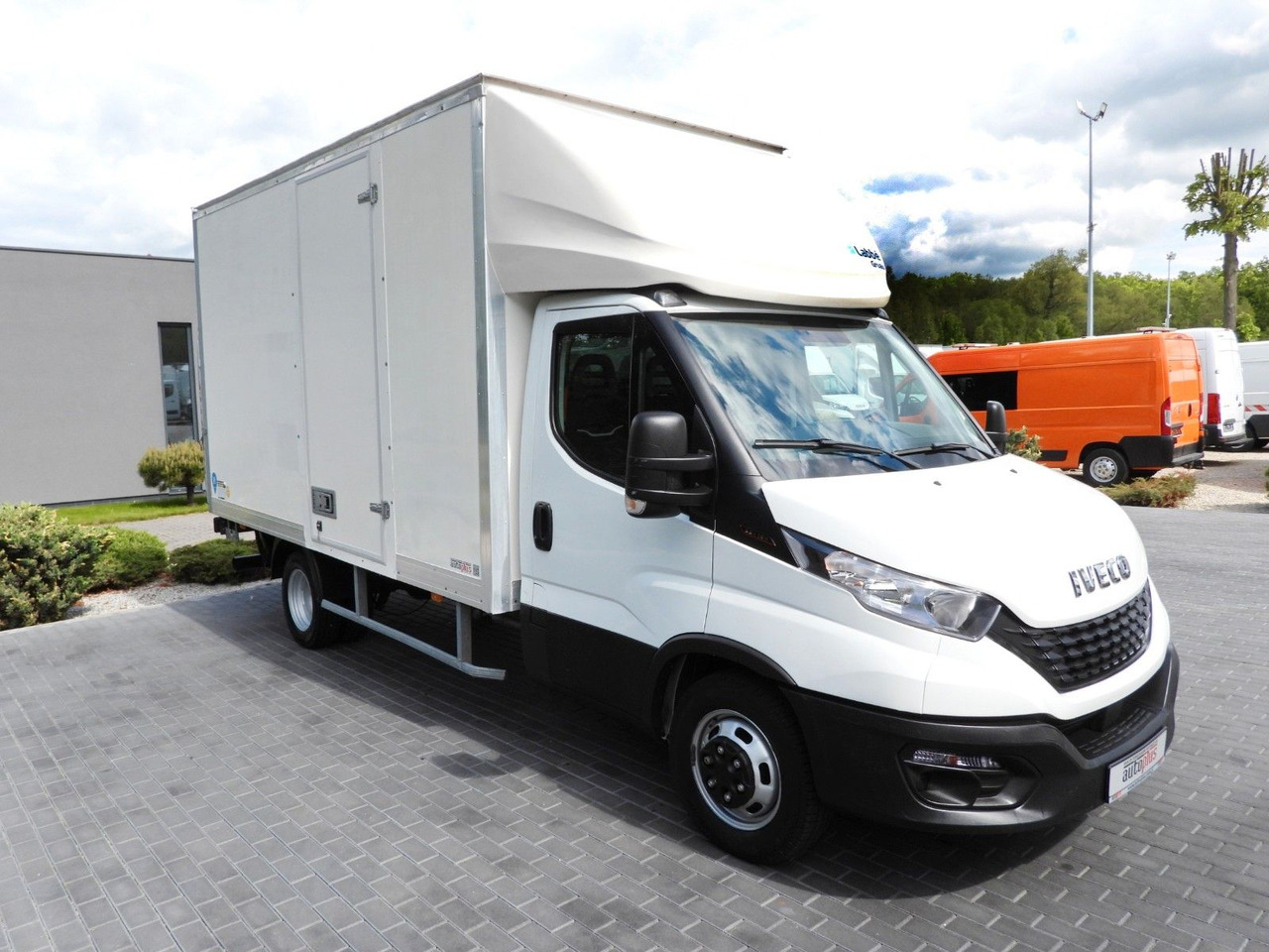 Iveco DAILY 35C16 KOFFER AUFZUG 8 PALETTEN TEMPOMAT Iveco DAILY 35C16 KOFFER AUFZUG 8 PALETTEN TEMPOMAT - Volymskåp: bild 4 Iveco DAILY 35C16 KOFFER AUFZUG 8 PALETTEN TEMPOMAT Iveco DAILY 35C16 KOFFER AUFZUG 8 PALETTEN TEMPOMAT - Volymskåp: bild 4