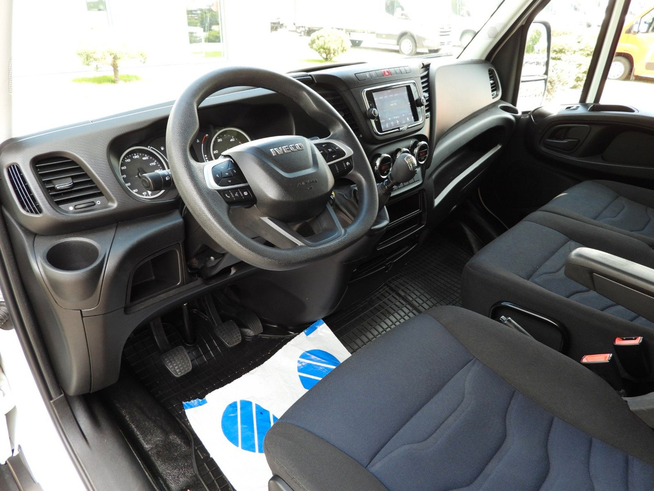 Iveco DAILY 35C16 KOFFER AUFZUG 8 PALETTEN TEMPOMAT Iveco DAILY 35C16 KOFFER AUFZUG 8 PALETTEN TEMPOMAT - Volymskåp: bild 2 Iveco DAILY 35C16 KOFFER AUFZUG 8 PALETTEN TEMPOMAT Iveco DAILY 35C16 KOFFER AUFZUG 8 PALETTEN TEMPOMAT - Volymskåp: bild 2