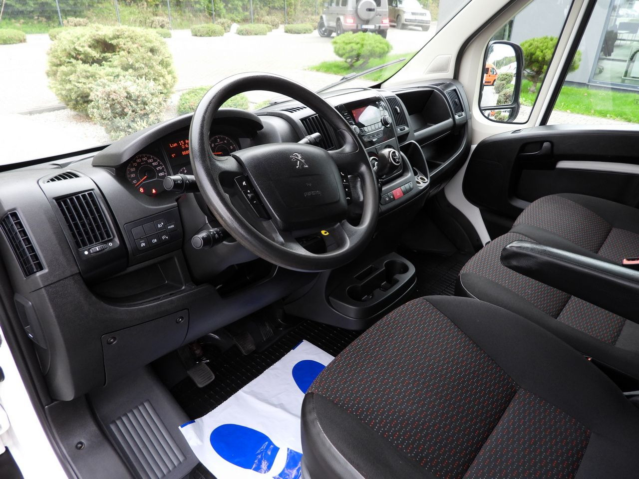 PEUGEOT BOXER STAKE BODY DOUBLE CABIN DOKA 7 SEATS CRUISE CONTROL AIR CONDITIONING 140HP - Transportbil med flak: bild 3 PEUGEOT BOXER STAKE BODY DOUBLE CABIN DOKA 7 SEATS CRUISE CONTROL AIR CONDITIONING 140HP - Transportbil med flak: bild 3