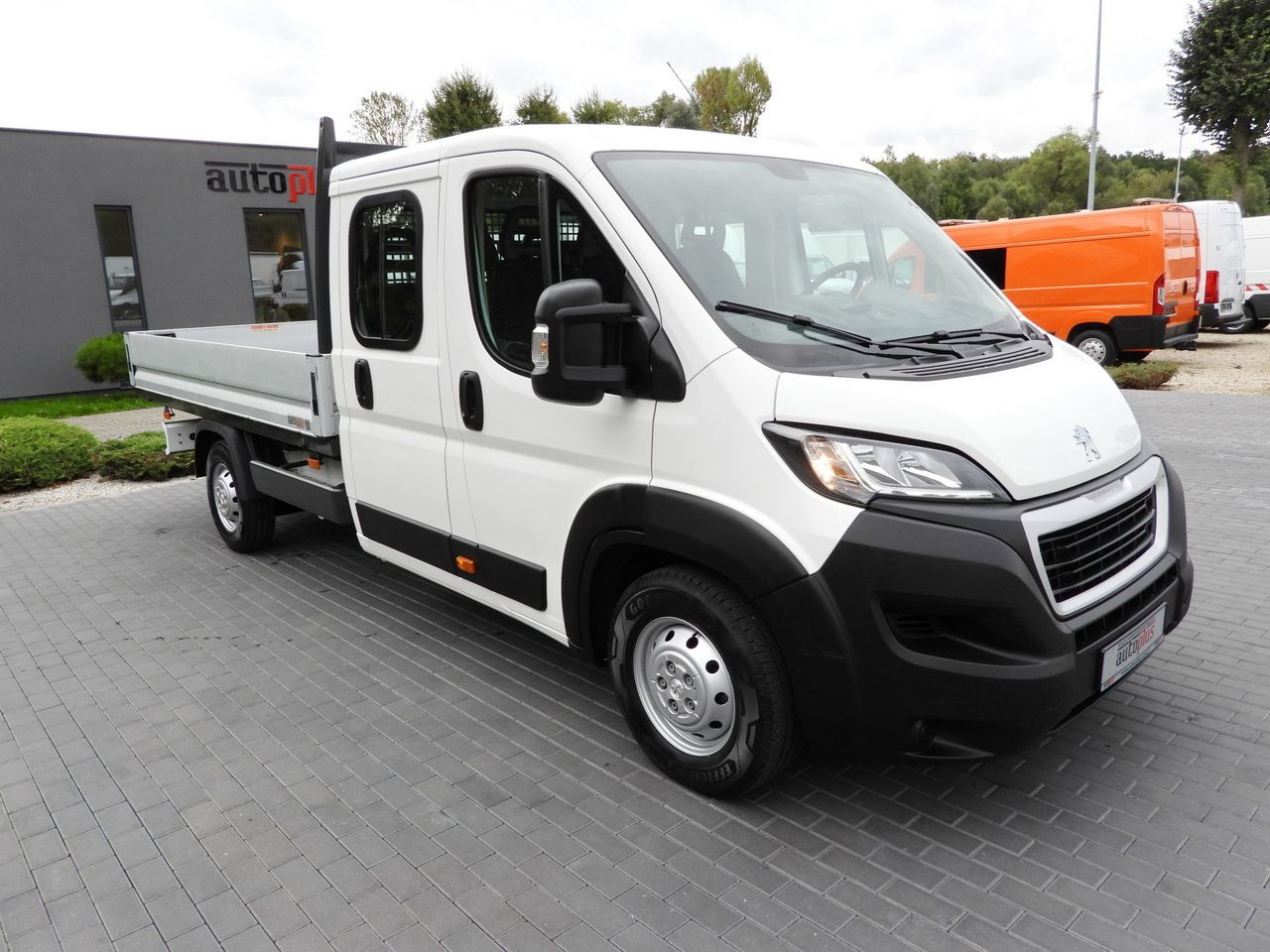 PEUGEOT BOXER STAKE BODY DOUBLE CABIN DOKA 7 SEATS CRUISE CONTROL AIR CONDITIONING 140HP - Transportbil med flak: bild 5 PEUGEOT BOXER STAKE BODY DOUBLE CABIN DOKA 7 SEATS CRUISE CONTROL AIR CONDITIONING 140HP - Transportbil med flak: bild 5