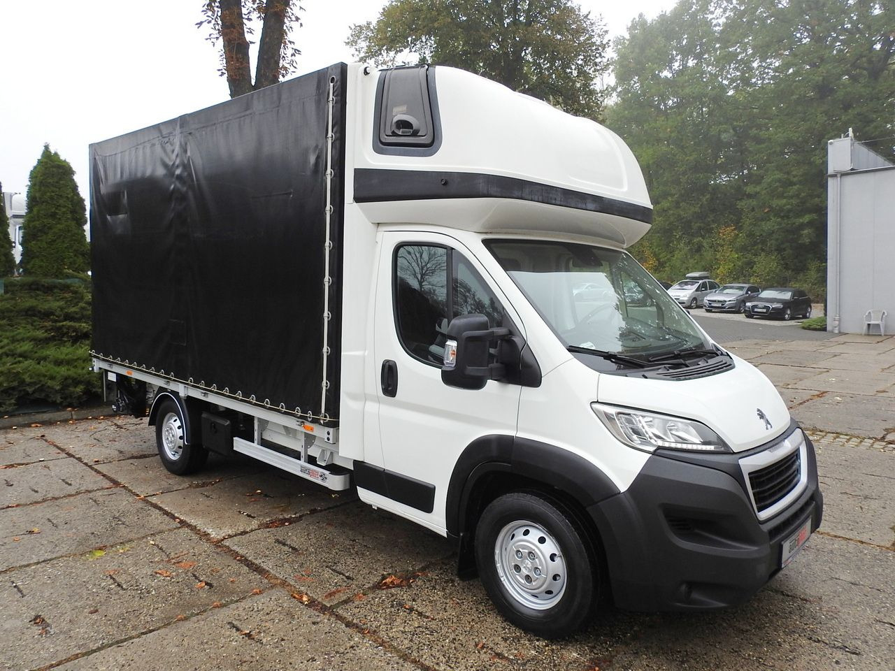 PEUGEOT BOXER TARPAULIN LIFT 8 PALLETS WEBASTO LED LIGHTS AIR CONDITIONING 165HP - Transportbil med kapell: bild 4 PEUGEOT BOXER TARPAULIN LIFT 8 PALLETS WEBASTO LED LIGHTS AIR CONDITIONING 165HP - Transportbil med kapell: bild 4