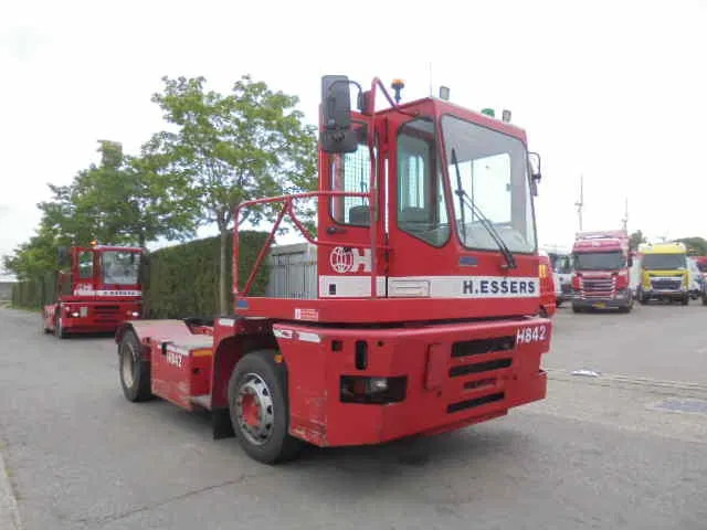 MOL YM 225/4X2 40 KM/H - Terminaltraktor: bild 3 MOL YM 225/4X2 40 KM/H - Terminaltraktor: bild 3