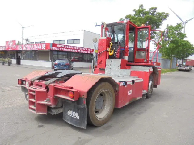 MOL YM225/4X2 40KM/H - Terminaltraktor: bild 5 MOL YM225/4X2 40KM/H - Terminaltraktor: bild 5