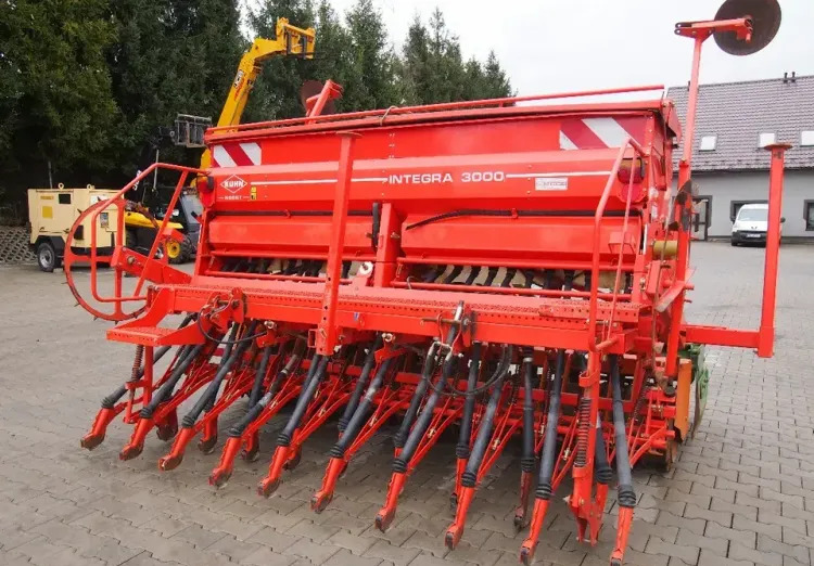 Agregat uprawowo-siewny Kuhn KE303 i INTEGRA 3000 2009 Agrebat uprawowo siewny, brona aktywna AMAZONE i KUHN - Kombisåmaskin: bild 4 Agregat uprawowo-siewny Kuhn KE303 i INTEGRA 3000 2009 Agrebat uprawowo siewny, brona aktywna AMAZONE i KUHN - Kombisåmaskin: bild 4