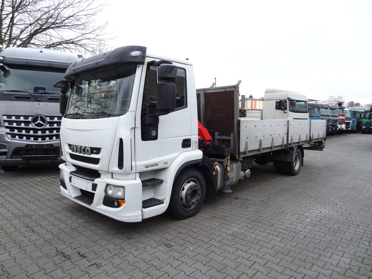 Iveco EuroCargo 120E25 Fassi F38 - Flakbil, Kranbil: bild 1 Iveco EuroCargo 120E25 Fassi F38 - Flakbil, Kranbil: bild 1