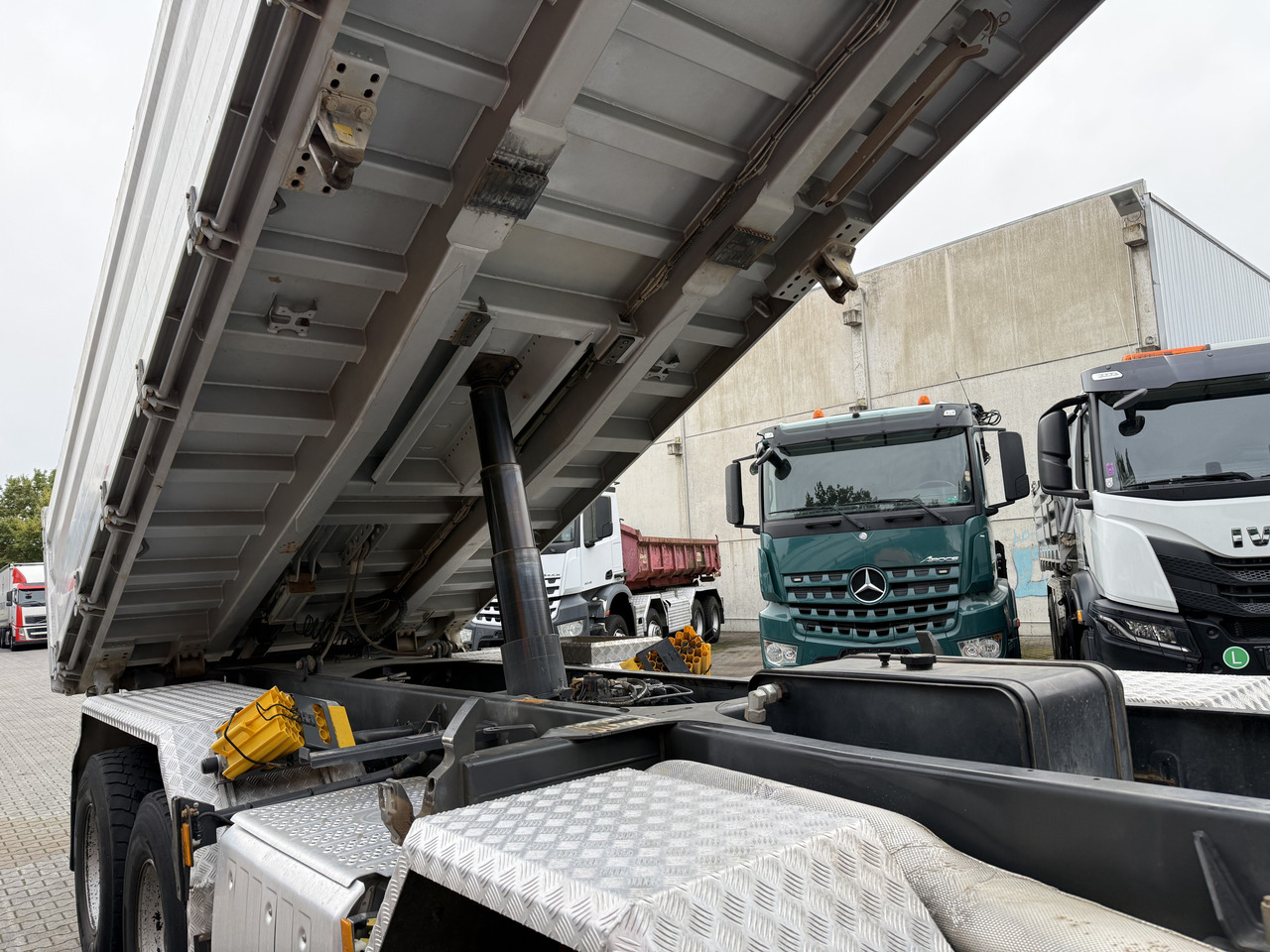 Mercedes-Benz Arocs 3246K 8X4 Meiller - Tippbil lastbil: bild 2 Mercedes-Benz Arocs 3246K 8X4 Meiller - Tippbil lastbil: bild 2