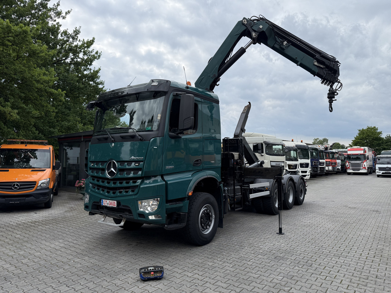Mercedes-Benz Arocs 3251 8X4 Haken mit Kran HMF 2620 K5 - Lastväxlare lastbil, Kranbil: bild 1 Mercedes-Benz Arocs 3251 8X4 Haken mit Kran HMF 2620 K5 - Lastväxlare lastbil, Kranbil: bild 1