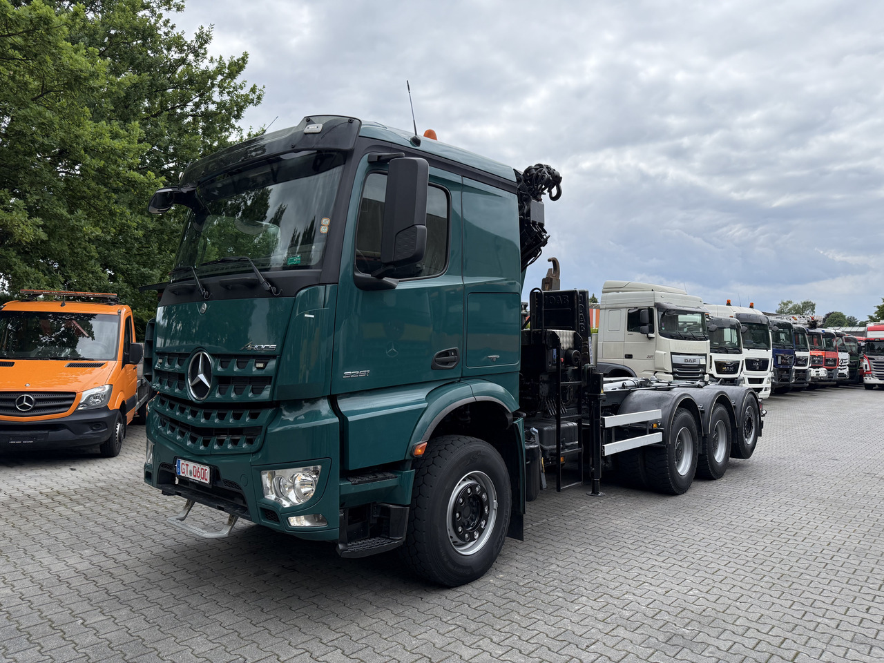 Mercedes-Benz Arocs 3251 8X4 Haken mit Kran HMF 2620 K5 - Lastväxlare lastbil, Kranbil: bild 1 Mercedes-Benz Arocs 3251 8X4 Haken mit Kran HMF 2620 K5 - Lastväxlare lastbil, Kranbil: bild 1