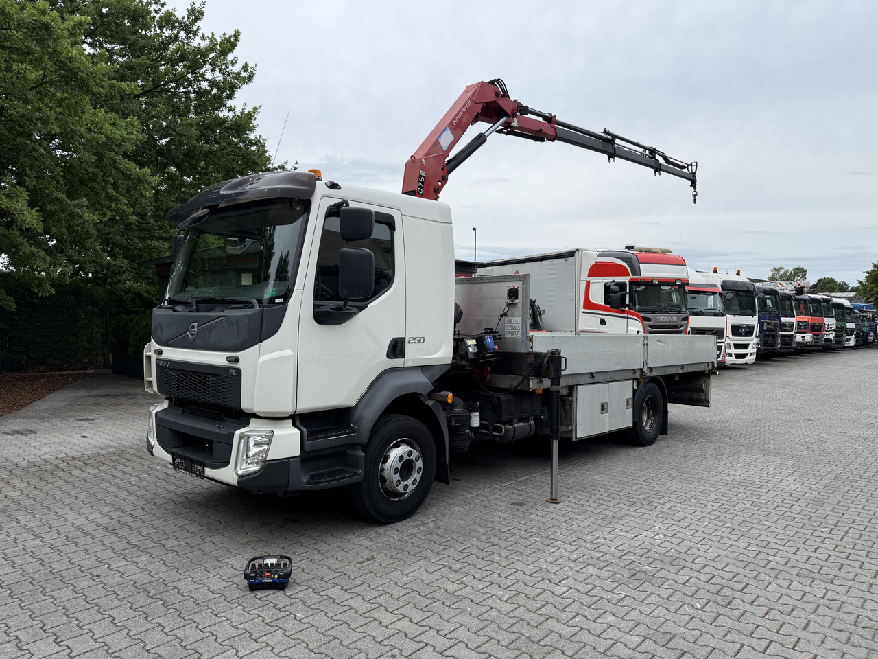 Volvo FL250.16 HMF 875 K3 - Flakbil, Kranbil: bild 1 Volvo FL250.16 HMF 875 K3 - Flakbil, Kranbil: bild 1