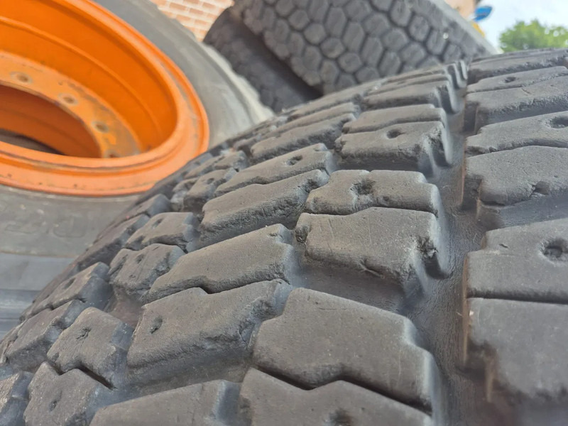 Bridgestone 20.5R25 - Däck: bild 4 Bridgestone 20.5R25 - Däck: bild 4