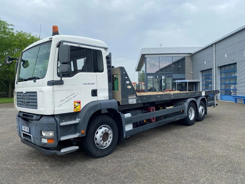 MAN TGA26.320 / SLIDING PLATEAU / WINCH / LIFT AXLE / MACHINE CARRIER / MANUAL / EURO-4 / 2007 - Flakbil: bild 2 MAN TGA26.320 / SLIDING PLATEAU / WINCH / LIFT AXLE / MACHINE CARRIER / MANUAL / EURO-4 / 2007 - Flakbil: bild 2