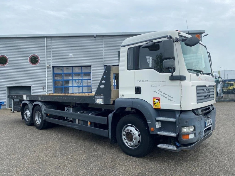 MAN TGA26.320 / SLIDING PLATEAU / WINCH / LIFT AXLE / MACHINE CARRIER / MANUAL / EURO-4 / 2007 - Flakbil: bild 4 MAN TGA26.320 / SLIDING PLATEAU / WINCH / LIFT AXLE / MACHINE CARRIER / MANUAL / EURO-4 / 2007 - Flakbil: bild 4