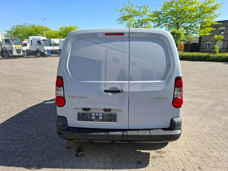 Peugeot Partner 1.6 HDI / TUV:12-01-2026 / AIRCO / CLOSED BOX / MANUAL / EURO-5 b / 2015 - Små skåpbil: bild 4 Peugeot Partner 1.6 HDI / TUV:12-01-2026 / AIRCO / CLOSED BOX / MANUAL / EURO-5 b / 2015 - Små skåpbil: bild 4