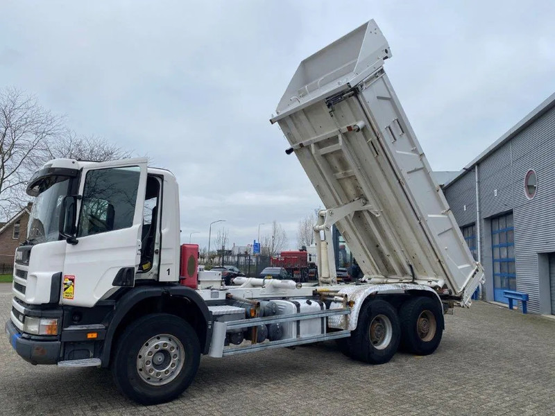 Scania 124-400 / 6X4 / RETARDER / BIG AXLE / FULL STEEL / 2SIDE TIPPER / OLD TACHO / AIRCO / MANUAL / EURO-2 / 2000 - Tippbil lastbil: bild 2 Scania 124-400 / 6X4 / RETARDER / BIG AXLE / FULL STEEL / 2SIDE TIPPER / OLD TACHO / AIRCO / MANUAL / EURO-2 / 2000 - Tippbil lastbil: bild 2