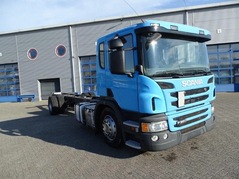 Scania P250 / AUTOMATIC / ONLY 155351 DKM / GOOD STATE / WB 5900 CM / FULL AIR / NAVI / EURO-6 / 2014 - Chassi lastbil: bild 2 Scania P250 / AUTOMATIC / ONLY 155351 DKM / GOOD STATE / WB 5900 CM / FULL AIR / NAVI / EURO-6 / 2014 - Chassi lastbil: bild 2