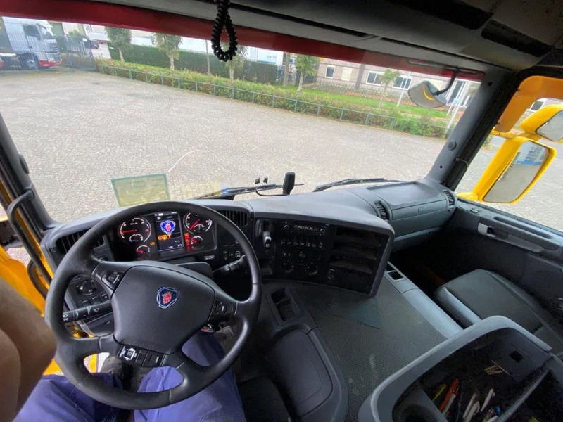 Interior photo 1: Chassi lastbil Scania P250 / NL TRUCK / LWDS / FULL-AIR / GOOD CONDITION / AUTOMATIC / EURO-6 / 2015