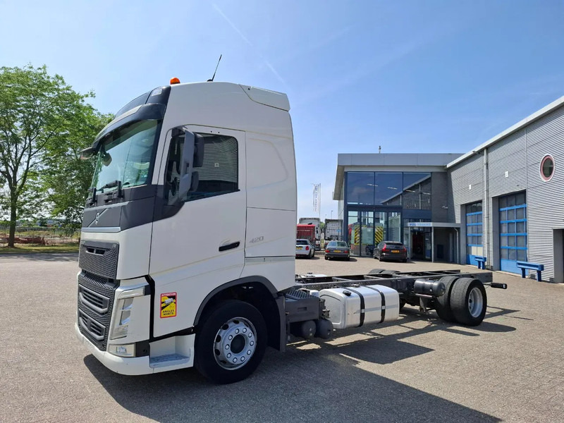 Volvo FH4-420 / PTO / DOUBLE TANK / I-PARKCOOL / VEB+ / LWDS / TUV:10-07-2025 / AUTOMATIC / EURO-6 / 2016 - Chassi lastbil: bild 1 Volvo FH4-420 / PTO / DOUBLE TANK / I-PARKCOOL / VEB+ / LWDS / TUV:10-07-2025 / AUTOMATIC / EURO-6 / 2016 - Chassi lastbil: bild 1