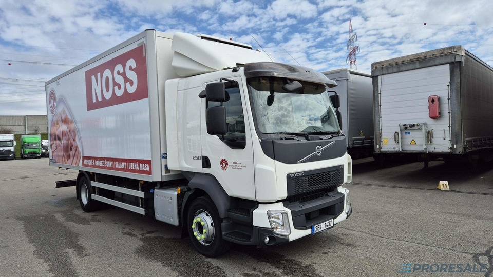 VOLVO FL 250 BB EURO 6 - mrazírna + CARRIER XARIOS 600 EL MAXI - Kylbil lastbil: bild 1 VOLVO FL 250 BB EURO 6 - mrazírna + CARRIER XARIOS 600 EL MAXI - Kylbil lastbil: bild 1