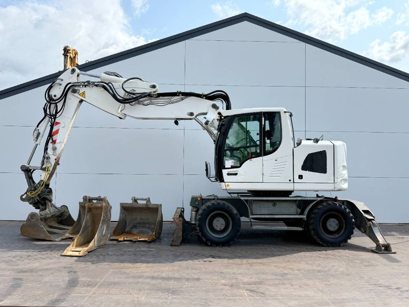 Liebherr A918 Compact - 4 Buckets / Triple Boom / Auto Lube - Grävmaskin på däck: bild 1 Liebherr A918 Compact - 4 Buckets / Triple Boom / Auto Lube - Grävmaskin på däck: bild 1