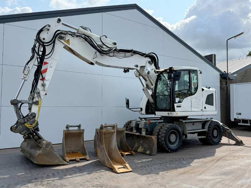 Liebherr A918 Compact - 4 Buckets / Triple Boom / Auto Lube - Grävmaskin på däck: bild 3 Liebherr A918 Compact - 4 Buckets / Triple Boom / Auto Lube - Grävmaskin på däck: bild 3