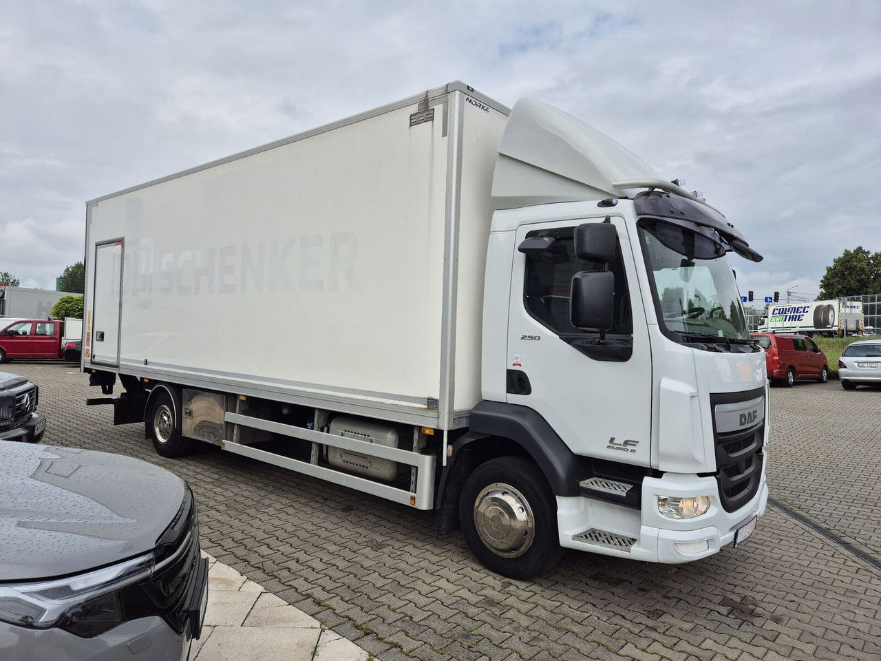 DAF LF 250 FA / 3 Seats / Works Great - Lastbil med skåp: bild 5 DAF LF 250 FA / 3 Seats / Works Great - Lastbil med skåp: bild 5