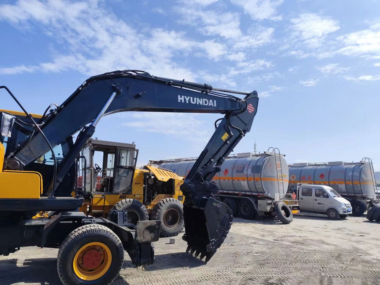 Hyundai R210-7 / Cummins / 1800MTH / Works Great Like NEW - Grävmaskin på däck: bild 2 Hyundai R210-7 / Cummins / 1800MTH / Works Great Like NEW - Grävmaskin på däck: bild 2