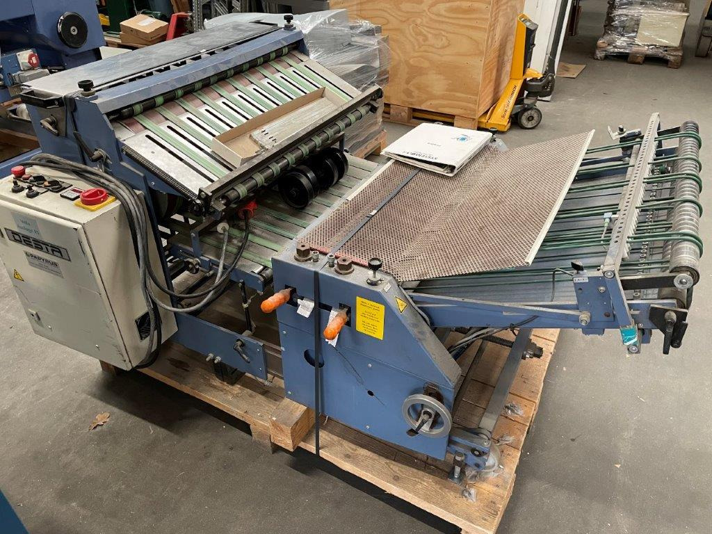 DESTA BAS-FSA 700 - combinable pressing unit with vertical stack delivery from 2006 - Vikmaskin: bild 1 DESTA BAS-FSA 700 - combinable pressing unit with vertical stack delivery from 2006 - Vikmaskin: bild 1