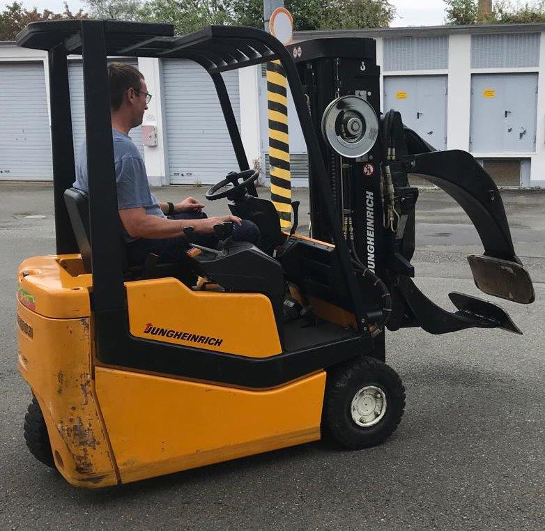 Three-wheel electric front loader Jungheinrich EFG DF 15 with duplex mast and Meyer roller clamp - Eltruck: bild 5 Three-wheel electric front loader Jungheinrich EFG DF 15 with duplex mast and Meyer roller clamp - Eltruck: bild 5