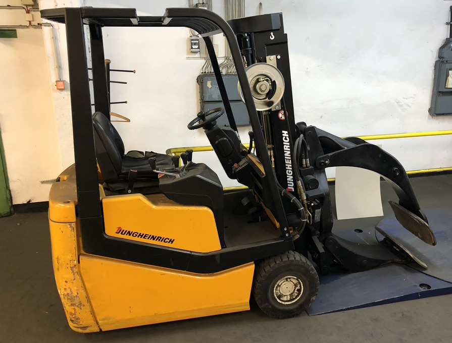 Three-wheel electric front loader Jungheinrich EFG DF 15 with duplex mast and Meyer roller clamp - Eltruck: bild 1 Three-wheel electric front loader Jungheinrich EFG DF 15 with duplex mast and Meyer roller clamp - Eltruck: bild 1