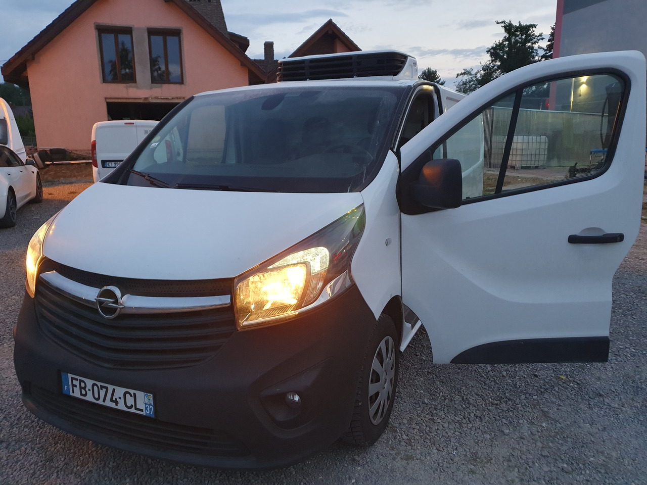 Opel VIVARO CHLODNIA CARRIER+230V KLIMA NAVI EURO6 - Kylbil: bild 3 Opel VIVARO CHLODNIA CARRIER+230V KLIMA NAVI EURO6 - Kylbil: bild 3